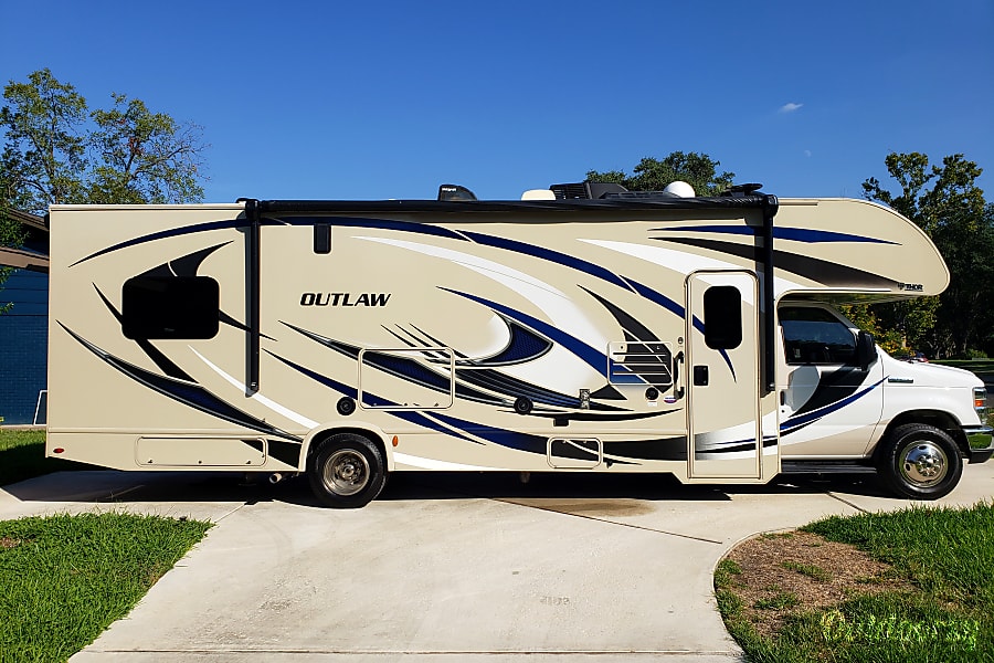 2018 Thor Motor Coach Outlaw Motor Home Class C Rental in ...