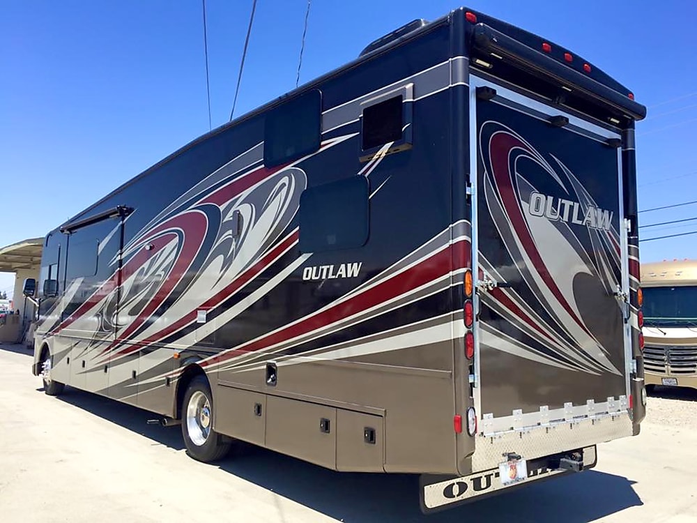 Photos 2016 Thor Motor Coach Outlaw WITH GARAGE AND PATIO LOW