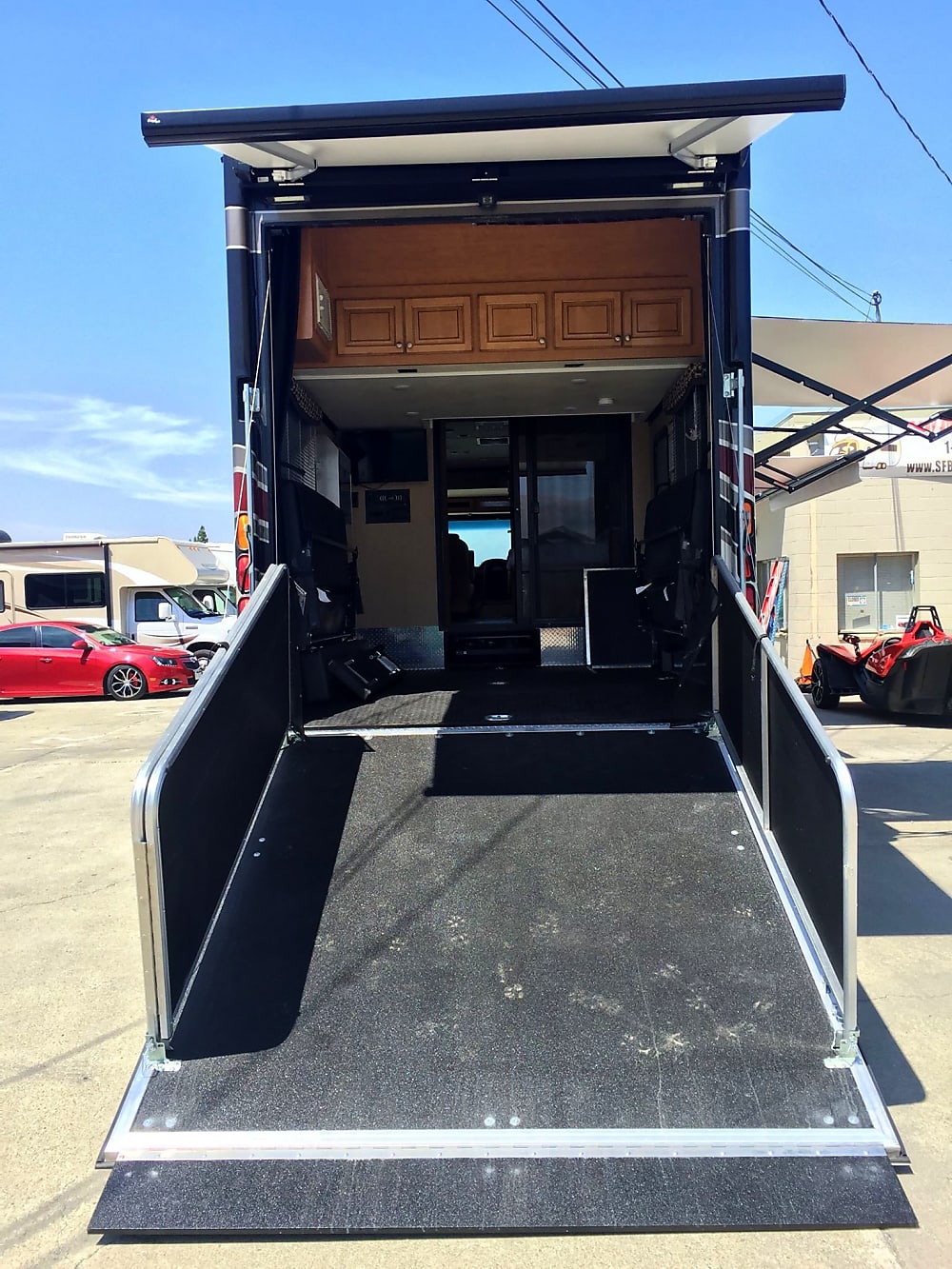 Photos 2016 Thor Motor Coach Outlaw WITH GARAGE AND PATIO LOW