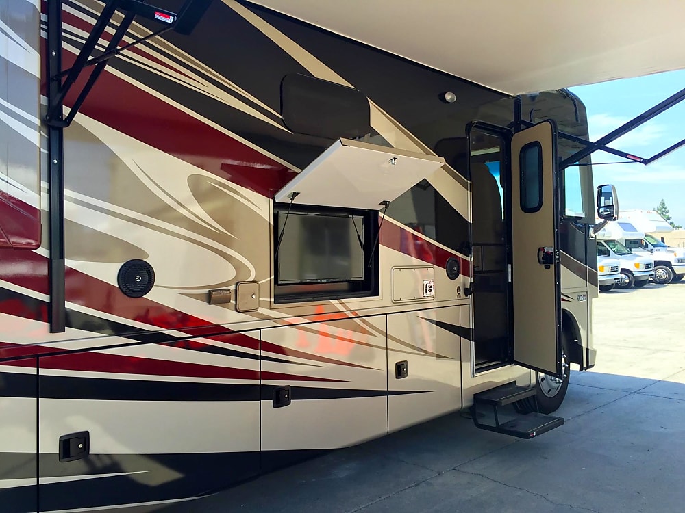 Photos 2016 Thor Motor Coach Outlaw WITH GARAGE AND PATIO LOW