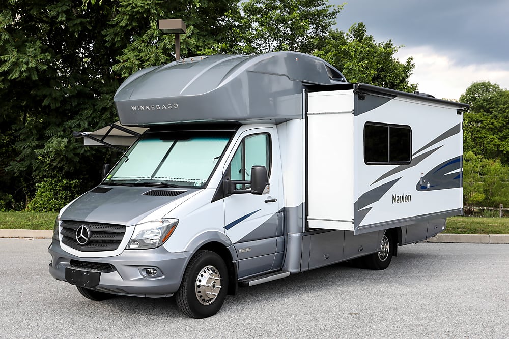 Photos Winnebago Navion 24D Photos Winnebago Navion 24D