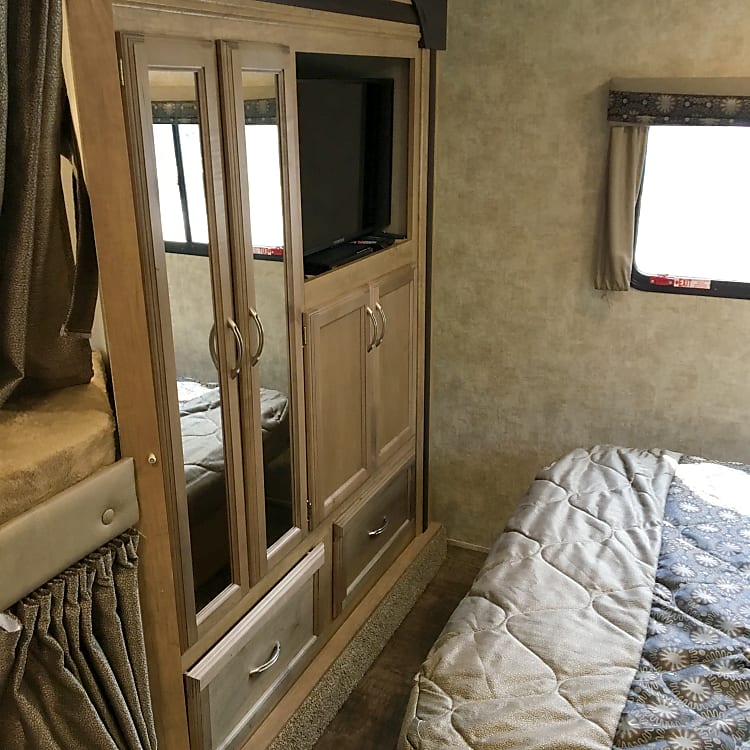 2018 Gulf Stream Conquest Motor Home Class C Rental In