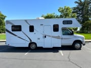 2015 Thor Motor Coach Four Winds Majestic Class C for rent in El Dorado Hills California