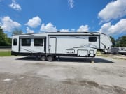 2022 East to West Tandara Fifth Wheel for rent in Jacksonville Florida