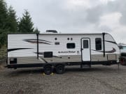 2018 Autumn Ridge Outfitter  by Starcraft for rent in 98607