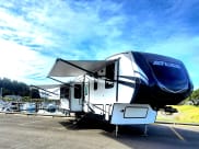 2020 Dutchmen Atlas 2992RLF Fifth Wheel available for rent in COOS BAY, Oregon