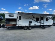 2014 Palomino Solaire. Travel Trailer available for rent in Moraine, Ohio