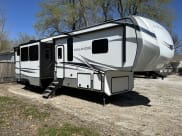 2022 Keystone RV Avalanche Fifth Wheel available for rent in Wellsville, Kansas