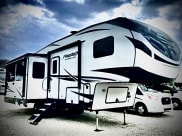 2020 Forest River Flagstaff Super Lite Fifth Wheel available for rent in Victorville, California