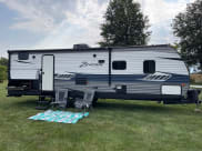 2018 CrossRoads Recreational Vehicles ZR280BH Travel Trailer available for rent in Hawk Point, Missouri