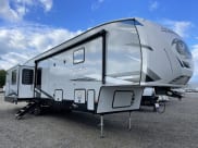 2022 Forest River Cherokee Arctic Wolf Fifth Wheel available for rent in BROKEN ARROW, Oklahoma