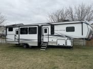 2022 Keystone RV Avalanche Fifth Wheel available for rent in Commercial Point, Ohio