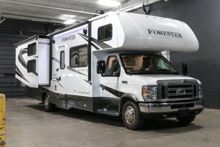 Luxury Large Motor Home For Family Up To 11 @ Yellowstone