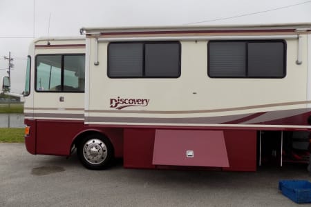 Alexandria VA Go Anywhere - Fleetwood Discovery!   Tow Dolly available to take your car!