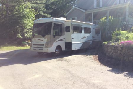 2009 Winnebago Other with 2 Slides