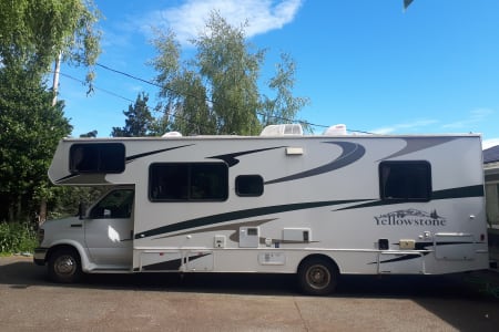 2009 Yellowstone, 29ft, 8 sleeps ideal for big family vacation