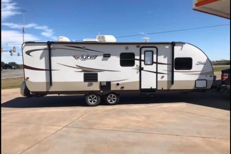 explore rv parks and make memories in this half ton towable camper!!