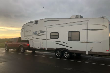 Comfy 5th wheel, queen bed and twin bunks, 2 bathrooms and a great kitchen