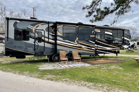 Luxury 5th Wheel Toy Hauler | 1.5 Bath, Washer/Dryer, Bathtub & 3 AC Units