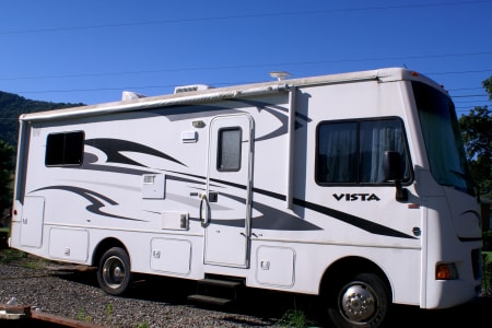 Colliewood Pet Friendly RV Rentals 200MI/DAY INCLUDED!