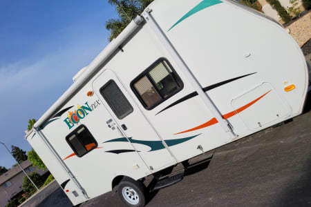 2014 Econ DLX 20ft  *SOLAR PACKAGE*