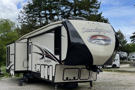 The Forest River Sandpiper Great Getaway 38ft Sleeps 4-6