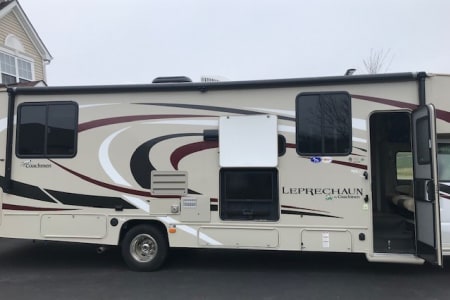 newark OH 2019 Coachmen Leprechaun w fireplace all the items included READ tv outside