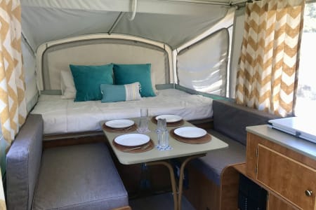 Cozy Pop Up Trailer - Sleeps up to 6 people - We deliver and set up!