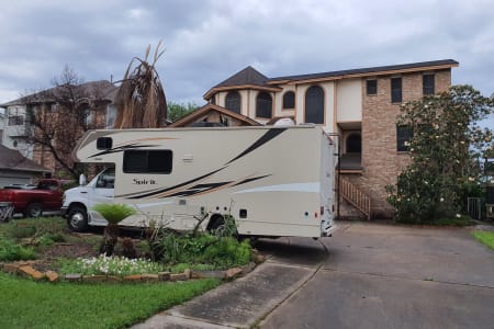 League City TX 2016 Winnebago Spirit (aka Minnie Winnie) - travel in safety and comfort