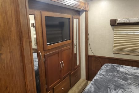 2016 Coachmen Pursuit 33BH Sleeps 10 Dual A/C, 50 Amp, 4 Flat-screen TVS