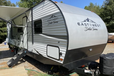 2021 East to West Della Terra 30' Camper - No Pets - No Smoking Camper