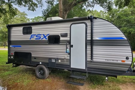 2021 Forest River Salem sleeps 6/pet friendly