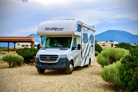 Spring TX RV Queen's Diesel Sleeps 6 Fully Stocked 