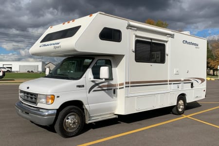 Chateau on the go!  2001 Thor Motor Coach Chateau Sport.  Short & Sweet!