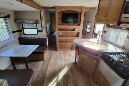 Spacious Clean 27.5' Travel Trailer w/ Slide-out Dinette