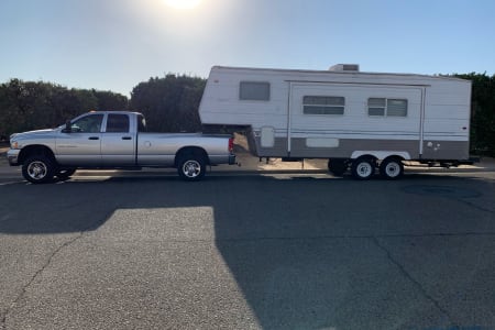 2004 Layton Lakeview fifth wheel