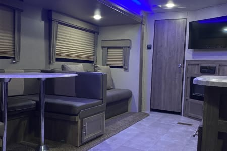 2021 Jayco Jay Flight - Beautiful and equipped with everything you need!