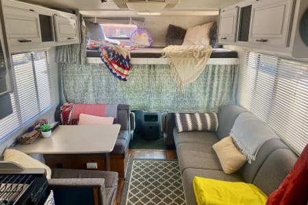 Chic, Clean and Cozy Motorhome Ready to Roll!