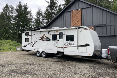 2010 Keystone RV Cougar - Queen + 4 bunks + Sleeper Dinette