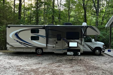 2019 Thor Freedom Elite - 32 feet sleeps 8,  5 TVs!