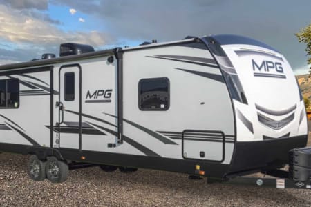 Luxurious RV with Open Floor Plan & Separate King Size Bdrm.  Pets Friendly