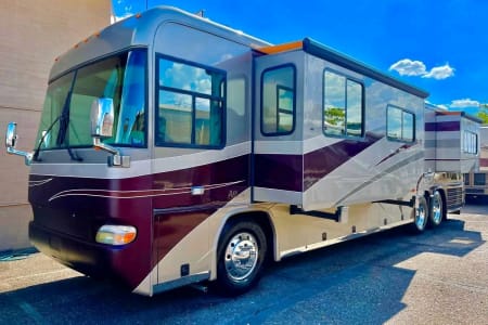 Comfort and class, home away from home! 2004 Country Coach Allure