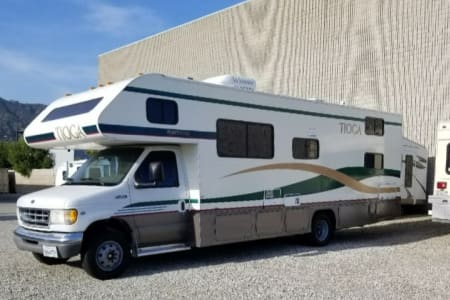 Class C 1998 Ford Tioga . 31 Ft. Sleeps 8-10. 300 MILES per day.