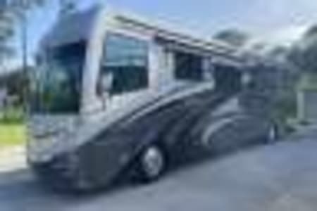 2022 Fleetwood Discovery LXE 44B