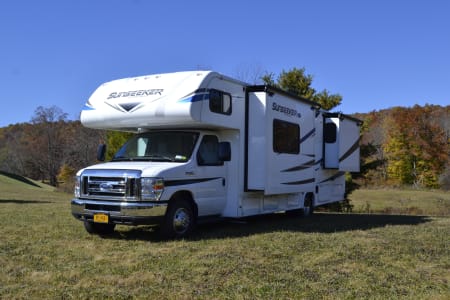 Chase the Sun! 2021 Forest River 28ft Sunseeker. Dry camp!