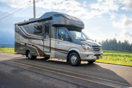 2019 Tiffin Motorhomes Wayfarer 25 RW - Rocker Diesel Coach