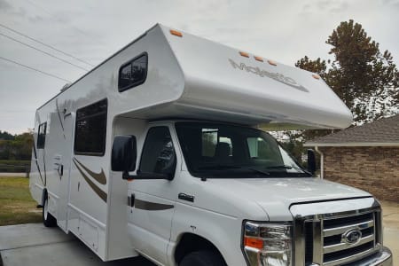 2018 Thor Majestic - Sleeps 6-8 persons, 30 ft long with lots of storage