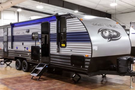 GREY WOLF  LUXURY CAMPER ~ SLEEPS 8 DELIVERY & SETUP!~