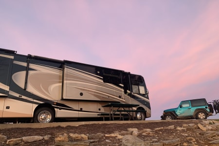 2015 Thor Challenger/Class A/slps 6/cntr isle kitchen/2 vanity's/gas