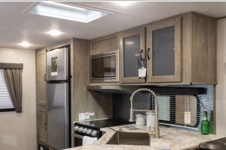 RV Sleeps 6, pets stay free! Delivery/set up available, A/C.